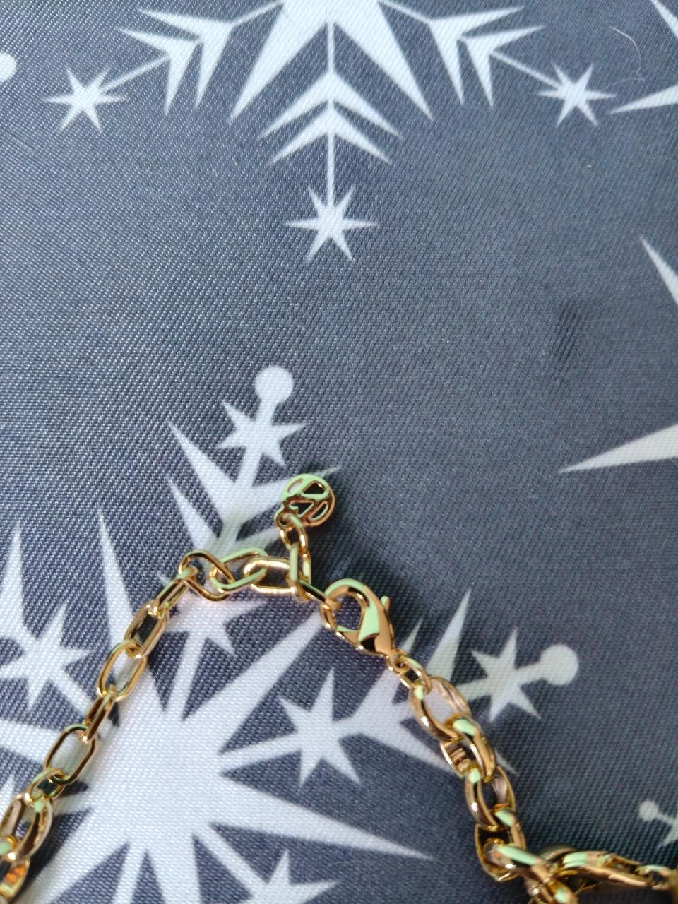 Pulseira Dourada Elos Largos com Pendentes – photo 5